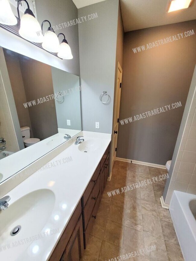 Building Photo - Beautiful and Spacious Olathe Townhome-Available in APRIL!!!