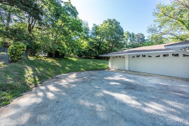 Building Photo - "Charming 3-Bedroom Oasis with 2 Full Baths – Spacious 2,295 Sq Ft Home in Charlotte's Heart!"
