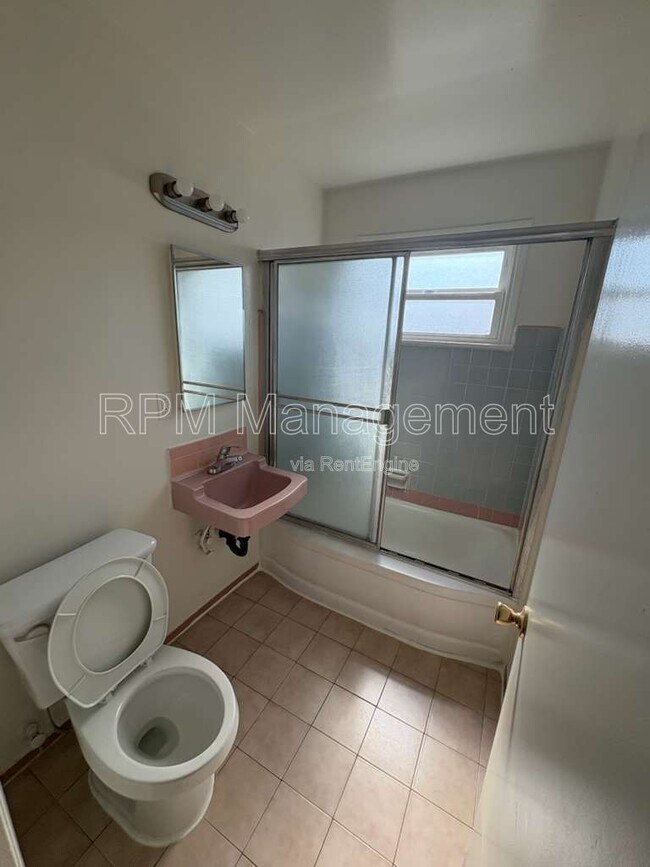 Building Photo - 124 S Park View St