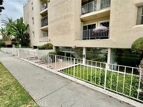 Building Photo - 423 Rexford Dr