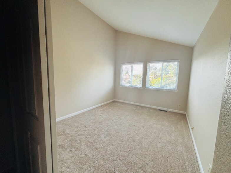 Building Photo - 242 N San Pedro Rd