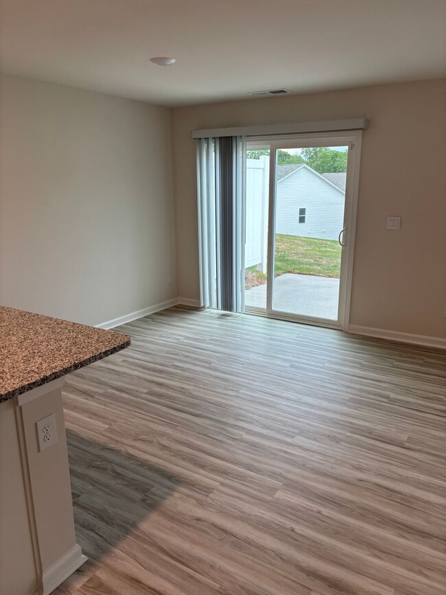 Building Photo - Brand New End-Unit Townhome in Charlotte!