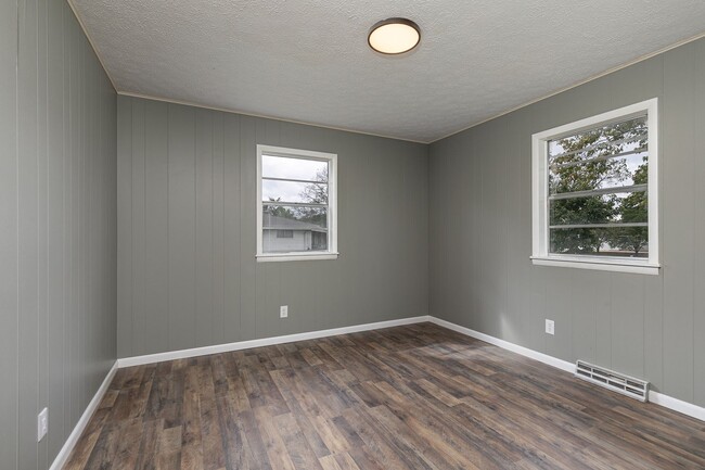 Building Photo - Newly Remodeled | 3 Bedroom | 1 Bathroom |...