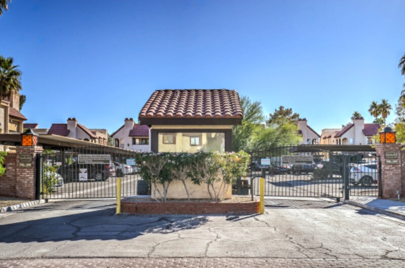 Primary Photo - 1751 E Reno Ave