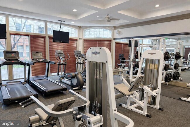 Building Photo - 400 Symphony Cir