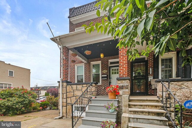 Building Photo - Gorgeous end-unit row home available for r...