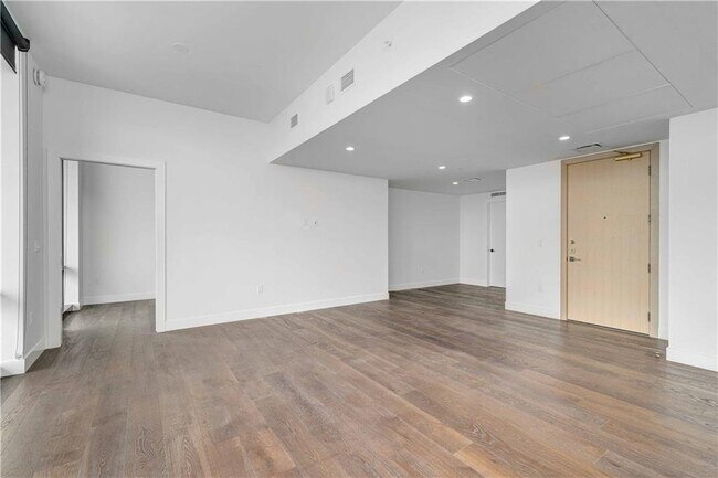 Building Photo - 70 Rainey St