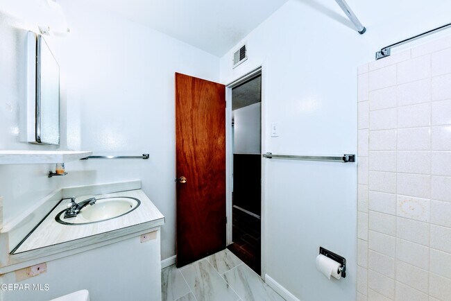 Building Photo - 4909 Winthrop Dr