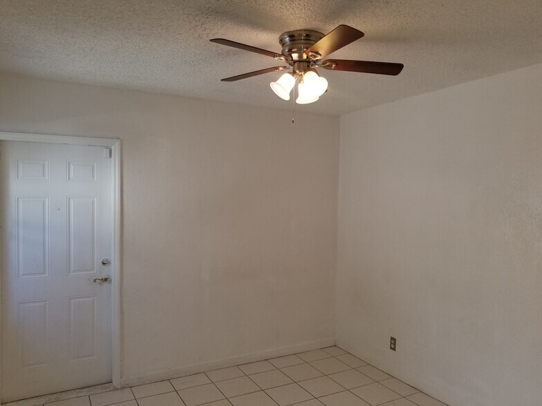 South Room - 2846 Van Buren St