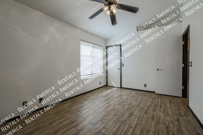Building Photo - 9316 W Cinnabar Ave