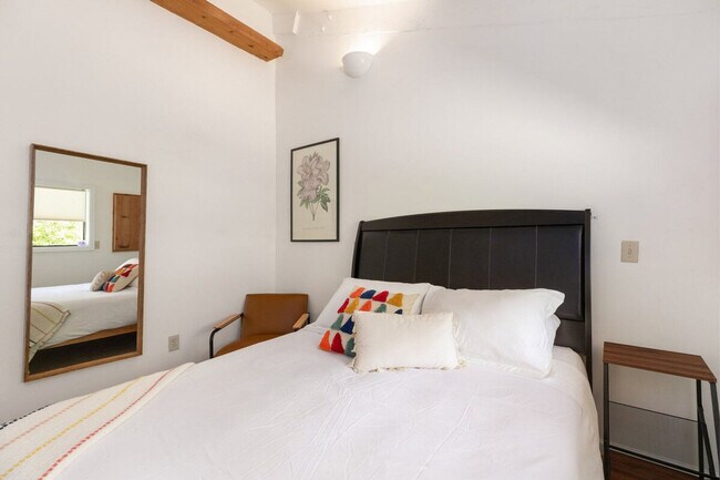 Building Photo - 901 Center St NE