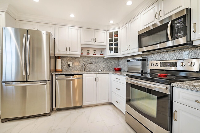 Building Photo - 575 Oaks Ln