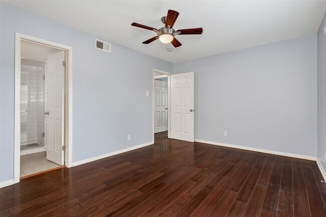 Building Photo - 10205 Regal Oaks Dr