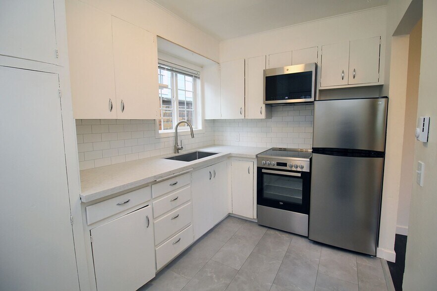 Building Photo - 5535-5535 SE 17th Ave