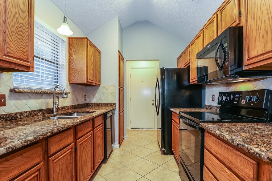 Building Photo - 641 Ozark Ave