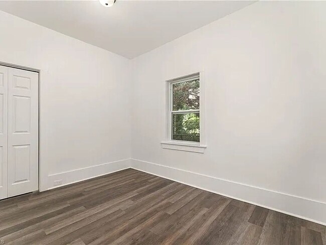 Building Photo - Charming Fully Renovated Cottage Minutes from Downtown!