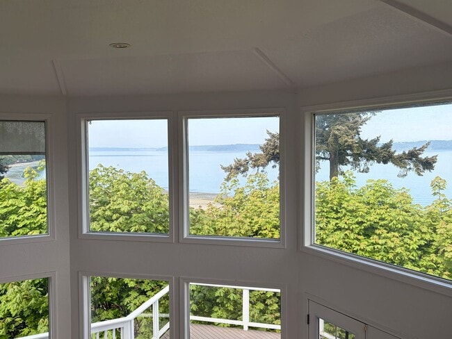 Building Photo - 3695 Sqft. Redondo home near Puget Sound!