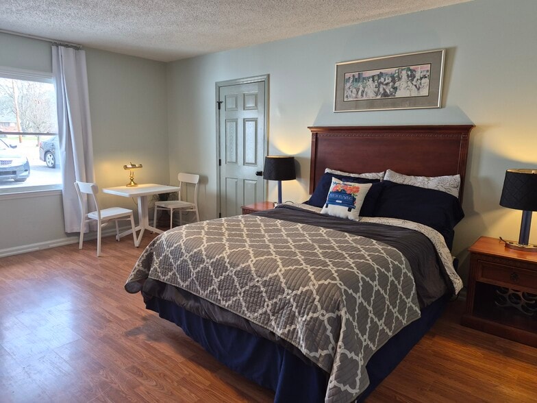 Table / Work Desk - 303 Appleton St