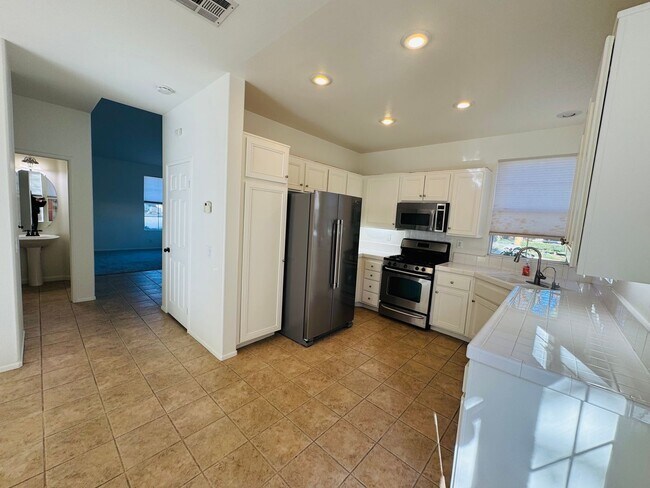 Building Photo - Stunning Sanctuary Awaits