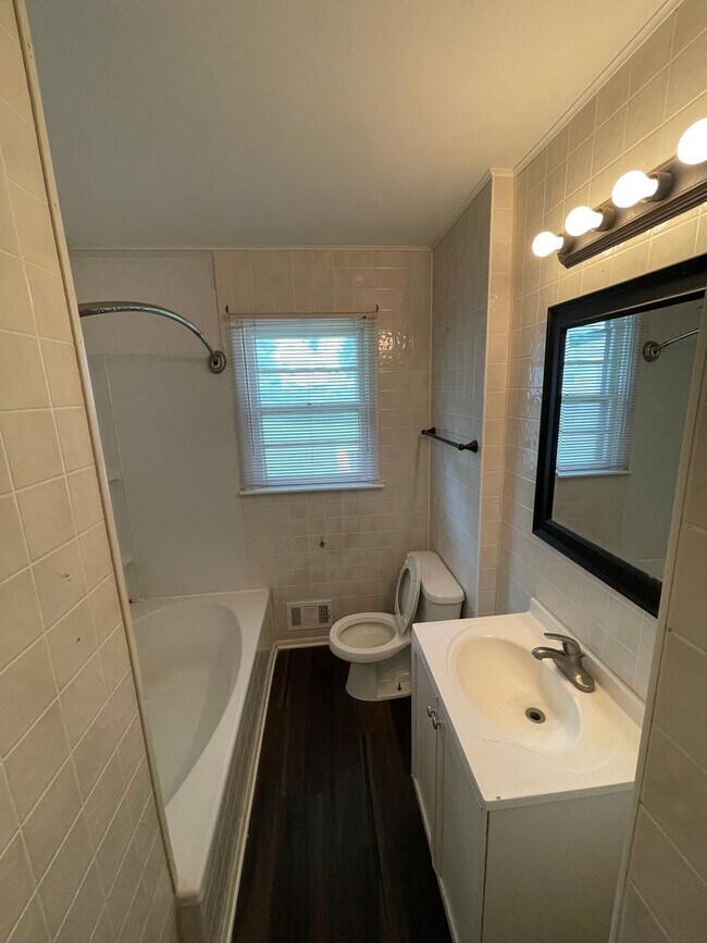 Building Photo - 5Bed/2Bath In Central Lincoln!