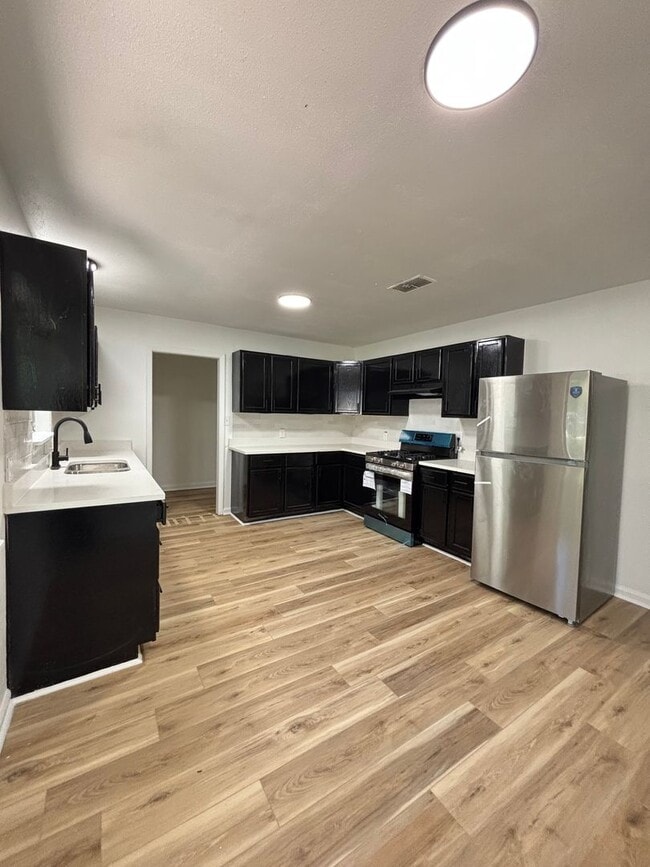 Building Photo - Spacious and beautifully updated 4-bedroom...