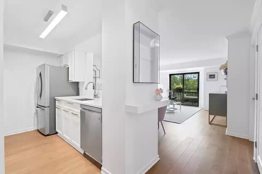 Building Photo - 2111 Wisconsin Ave NW