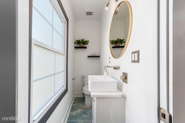 Building Photo - 4 br, 3.5 bath House - 481 Chilcote Ave