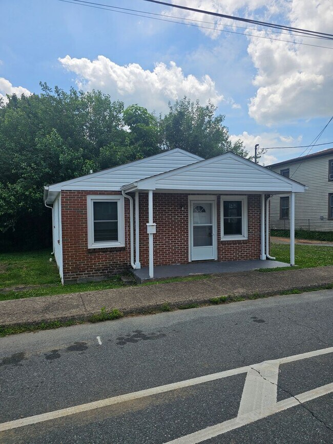 Building Photo - Newly Remodeled Cottage near downtown, walk to Kardinal Hall, Sticks & Health Food Store!