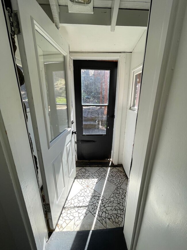 Building Photo - Lakeview 4-Bedroom Home Steps from Moore Park – Updated Throughout! 2.8 miles from Sky Lakes and OIT