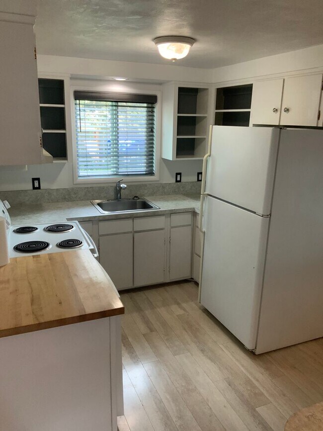 Building Photo - 2 Bedroom Off Coburg Rd.