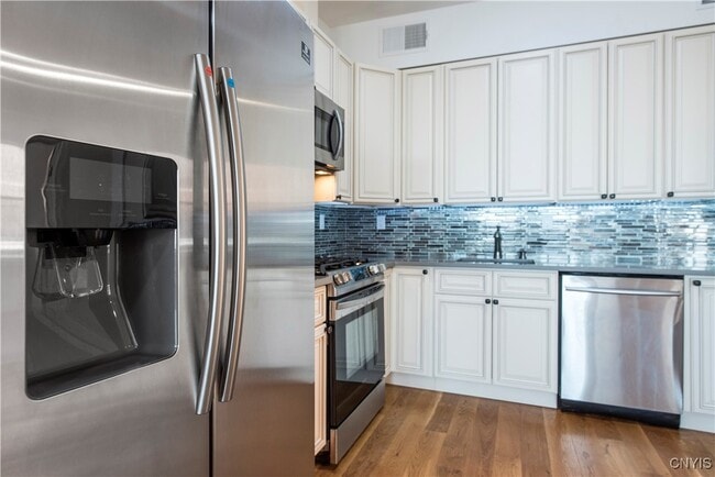 Building Photo - 221 Elizabeth St