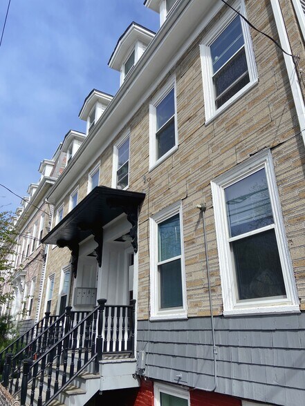 Building Photo - 108 Pearl St