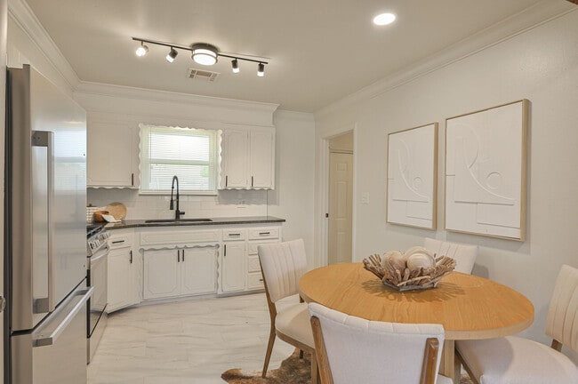 Building Photo - 505 N Norman Ave