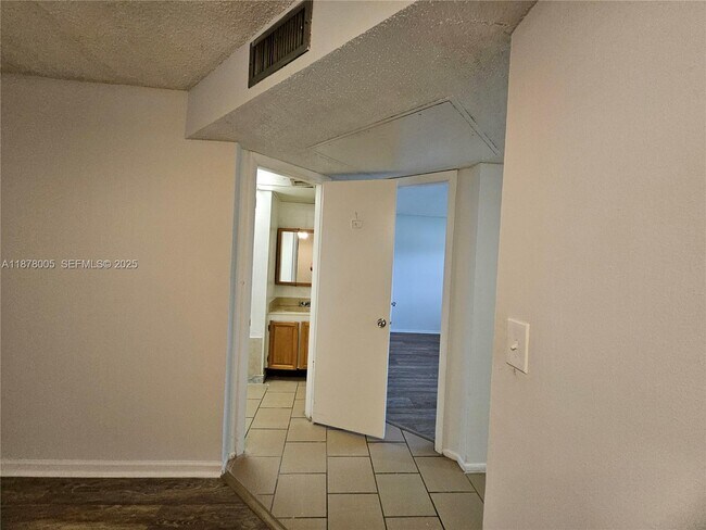 Building Photo - 7820 S Colony Cir