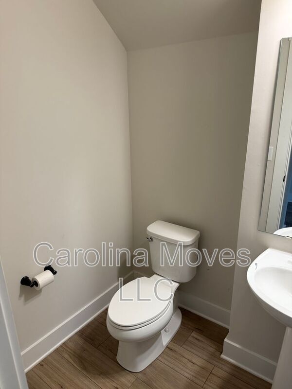 Building Photo - 521 Fenwick Dr