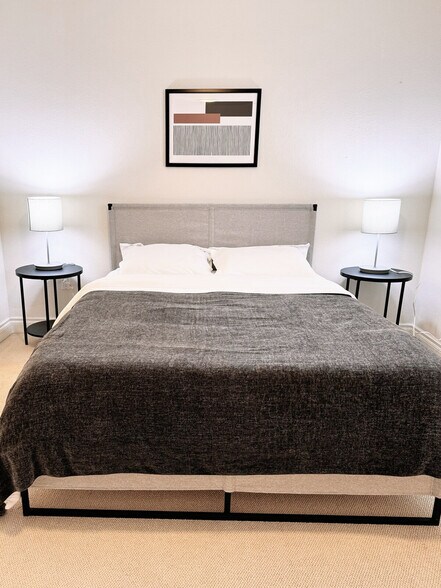 Building Photo - 319 W 12th Ave