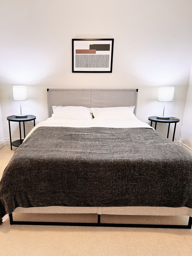 Building Photo - 319 W 12th Ave