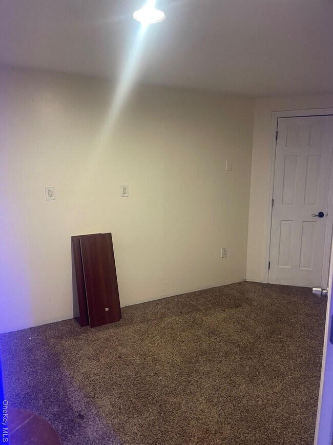 Building Photo - 185 E Parkview Dr