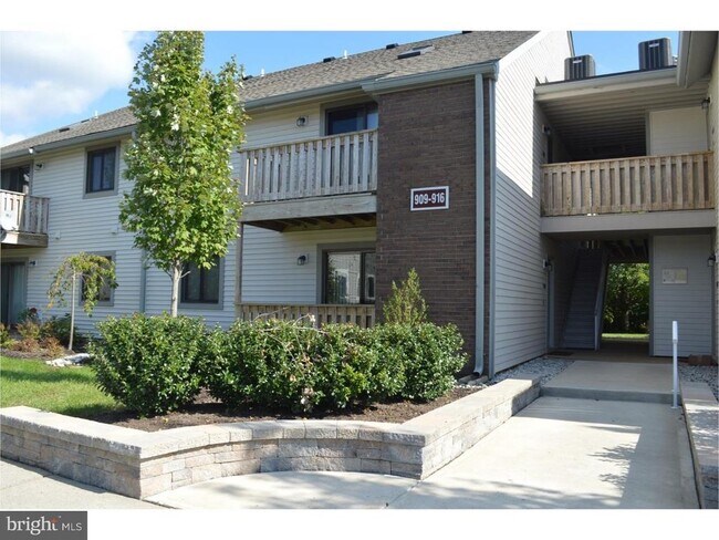 Building Photo - 909 Ravens Crest Dr