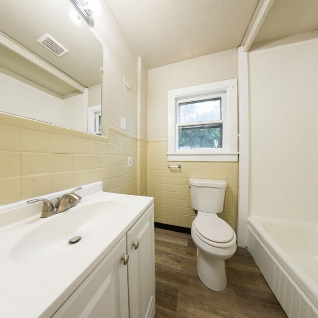 Building Photo - Cozy 2 Bedroom 1 Bath