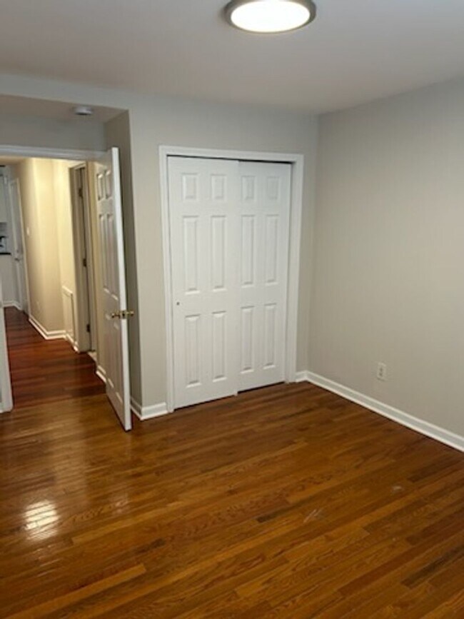 Building Photo - Large Bright  1 Bedroom Apartment