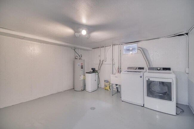 Building Photo - 225 E 25th St