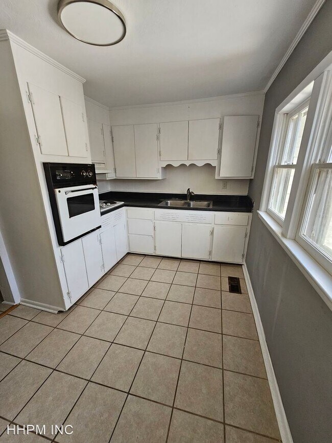 Building Photo - 3 br, 1 bath House - 211 West Rasch Road