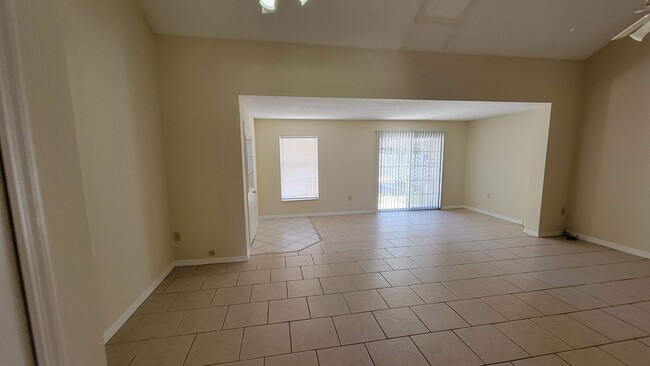 Building Photo - 611 W Oak Terrace Dr