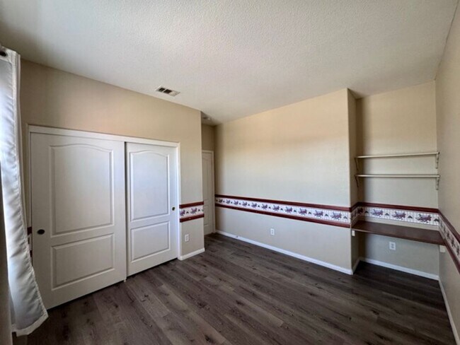 Building Photo - Murrieta Home with 6 Bedrooms plus a Bonus...