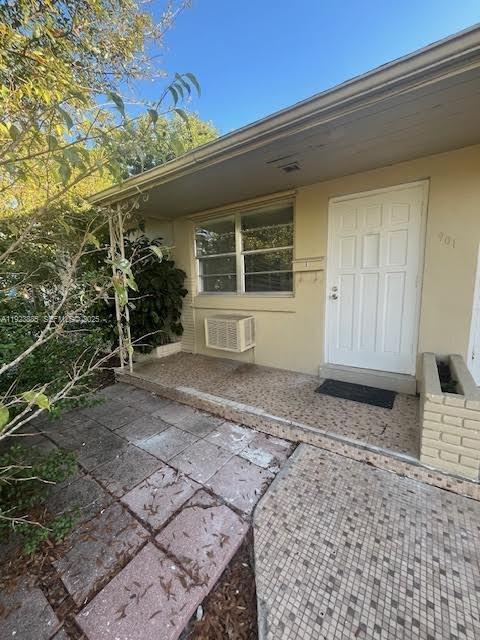 Building Photo - 901 SW 4th Terrace