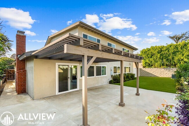 Building Photo - Welcome to this stunning 5-bedroom, 4-bath...