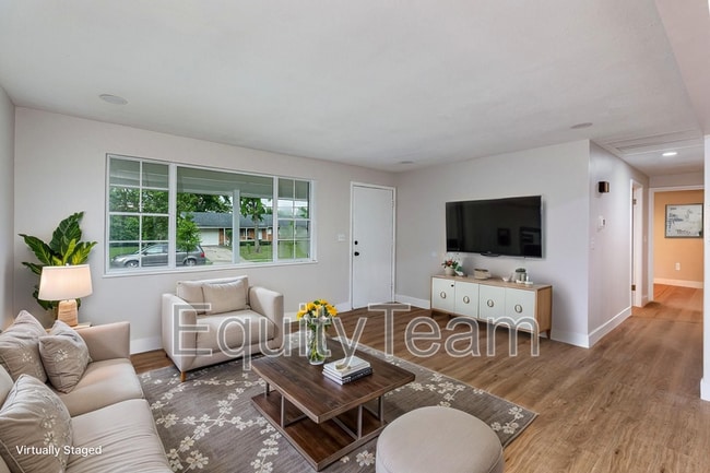 Building Photo - 722 Castro Ln