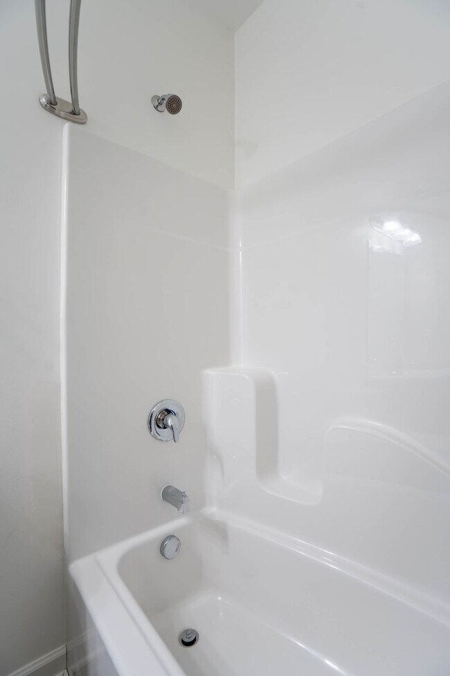 Building Photo - 373 E 13th Ave