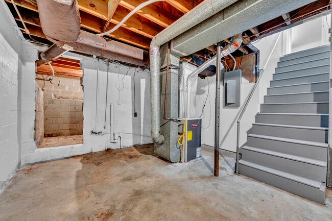 Building Photo - 204 3rd Ave